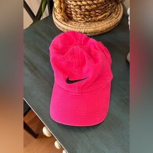 Nike adjustable Hot Pink cotton twill baseball cap.